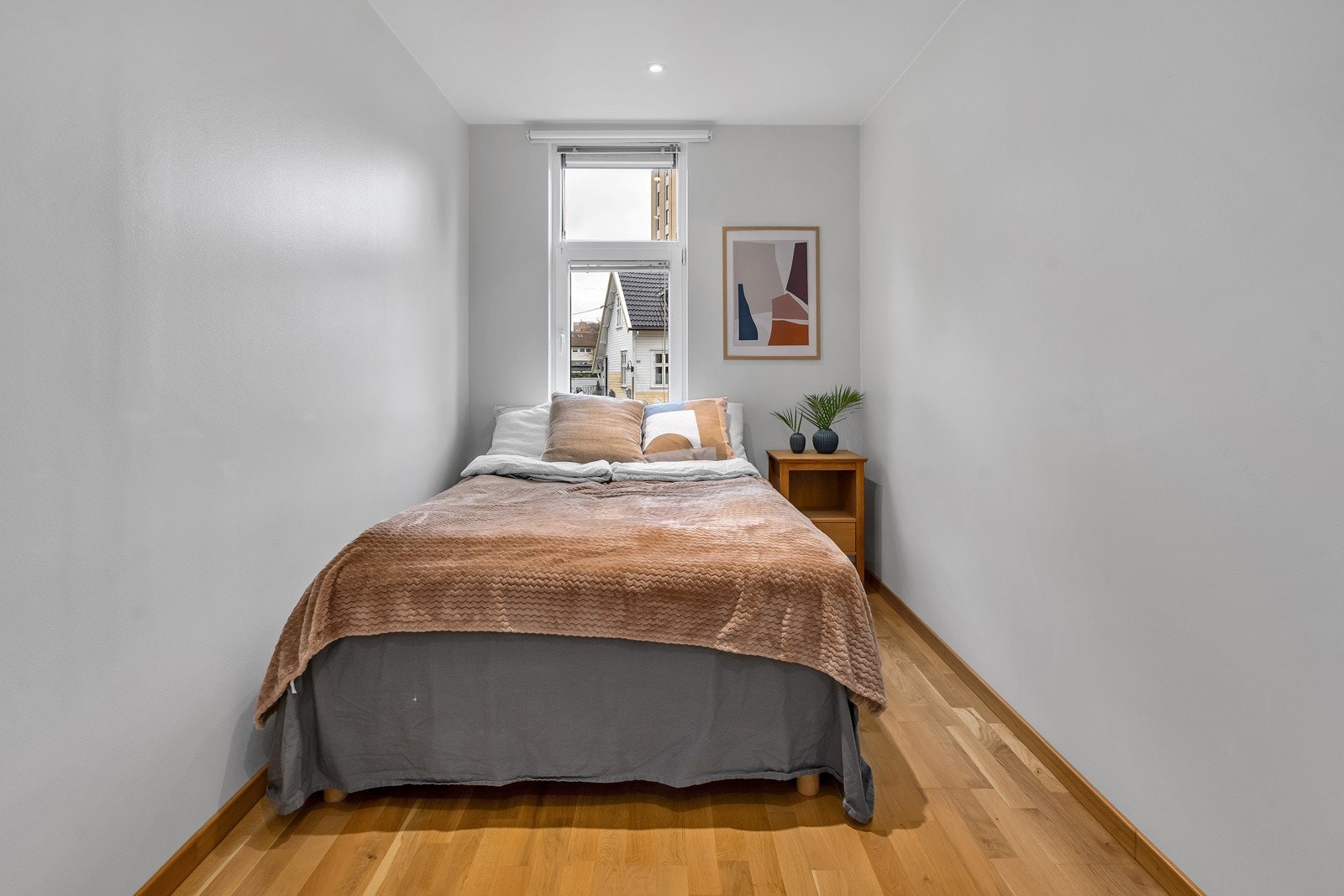 Soverom 2 med plass til dobbeltseng og garderobe Galleribilde
