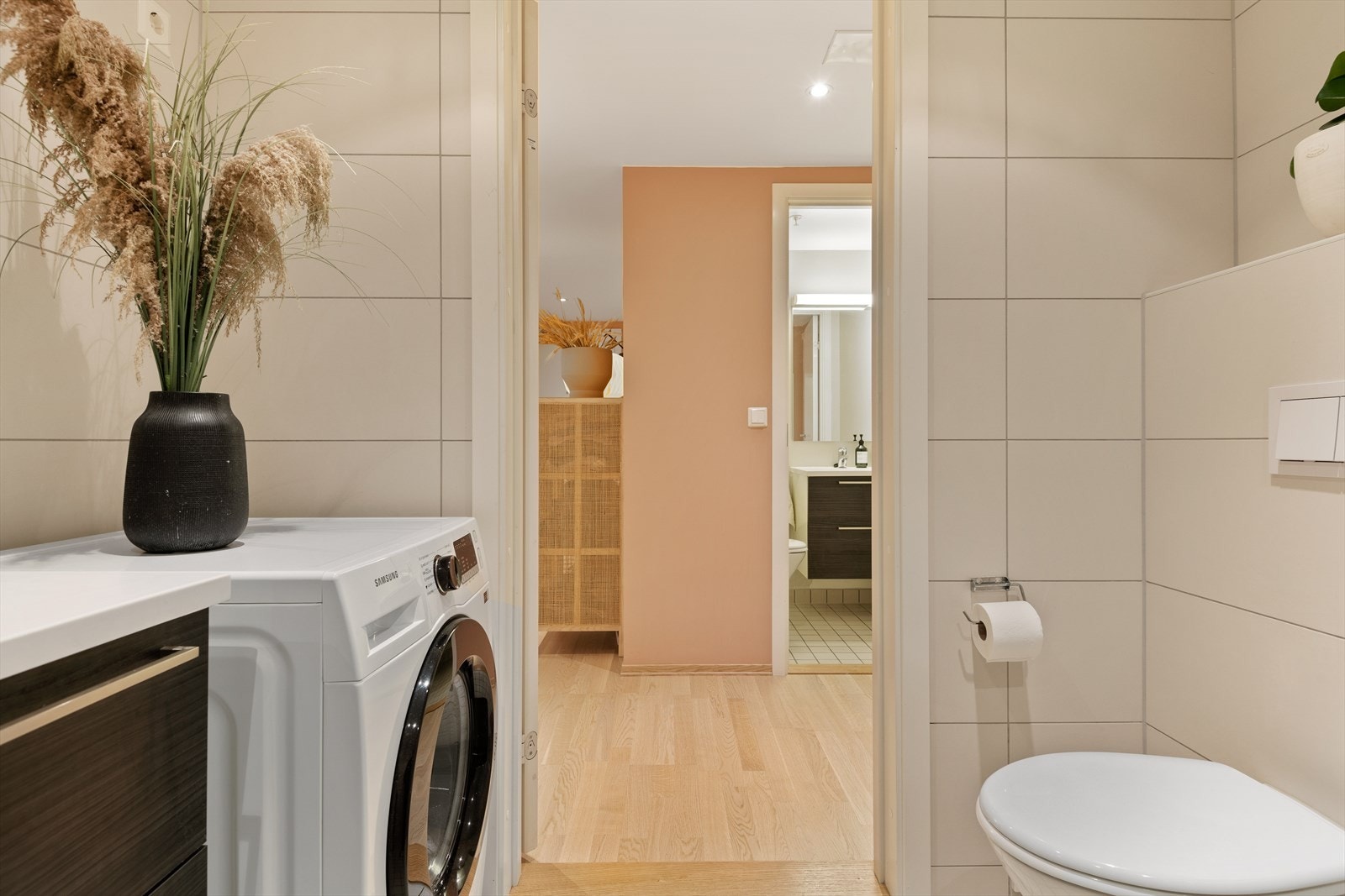 På badet er det veggmonterte dusjvegger, dusj direkte på gulv med termostat batteri, veggmontert klosett, servant med skapinnredning, speil og opplegg for vaskemaskin. Galleribilde