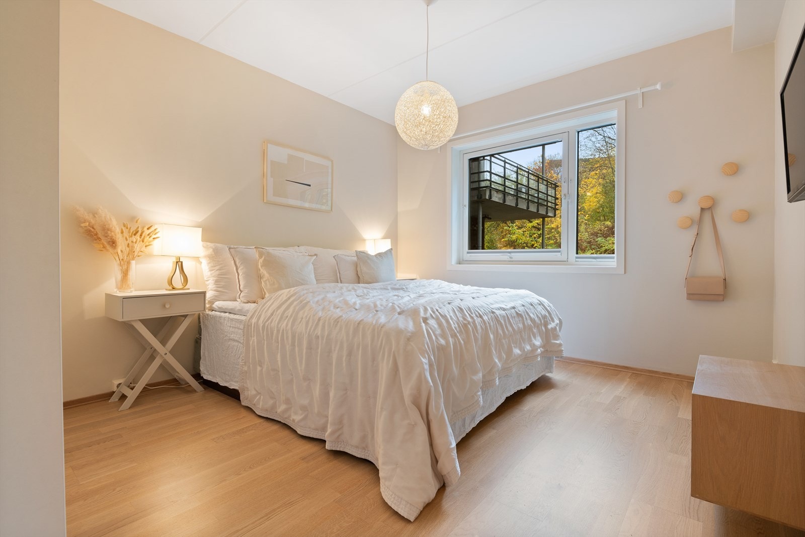 Boligen har 3 flotte soverom med god plass, fine lysforhold og godt med oppbevaringsplass i garderobeskap. Galleribilde