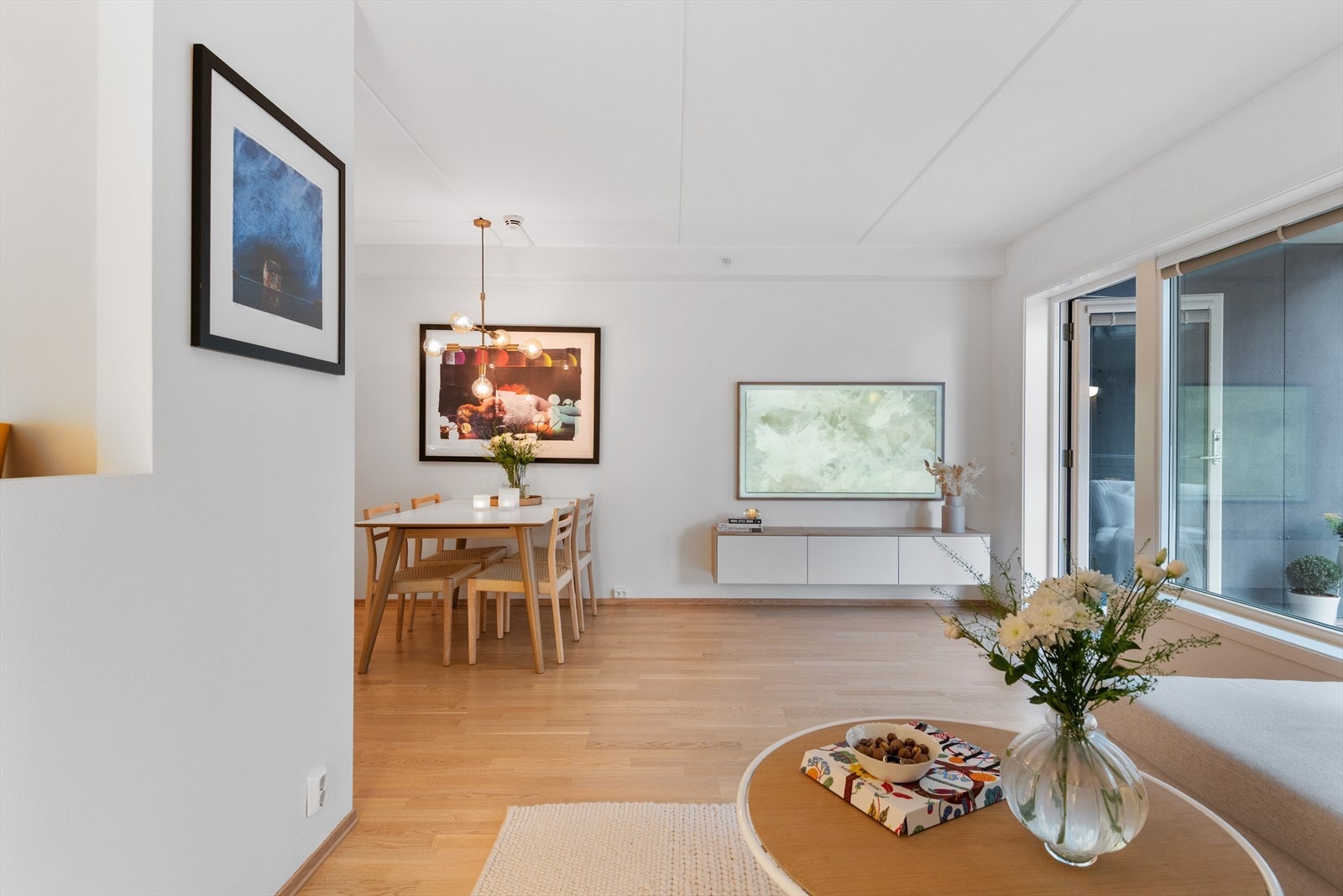 Her har du også plass til annet ønsket medie- og oppbevaringsmøblement. Det er lagt opp til rør i veggene som skjuler kablene til tv samt rør i gulvet slik at du kan trekke kabler til høyttalere ved sofaen. Galleribilde