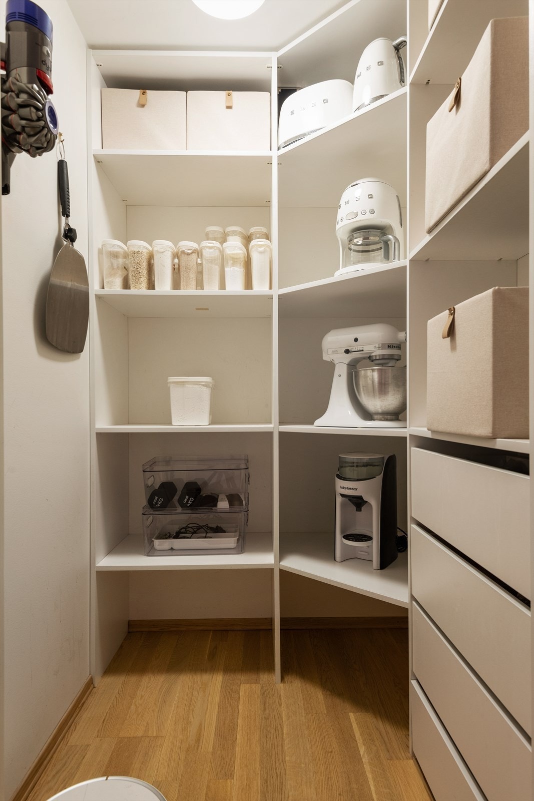 Mellom kjøkken og entreen finner man den innvendige boden. Denne er perfekt til oppbevaring av saker og ting man ikke vil ha fremme, men trenger i hverdagen. Galleribilde