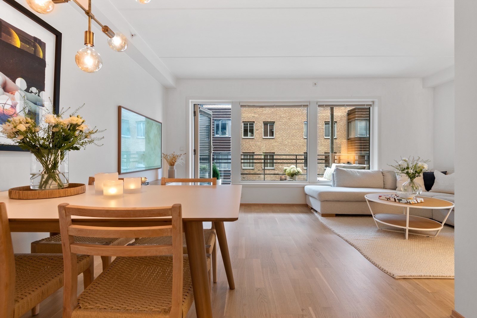 Luftig stue med plass til både sofagruppe og spiseplass. Galleribilde