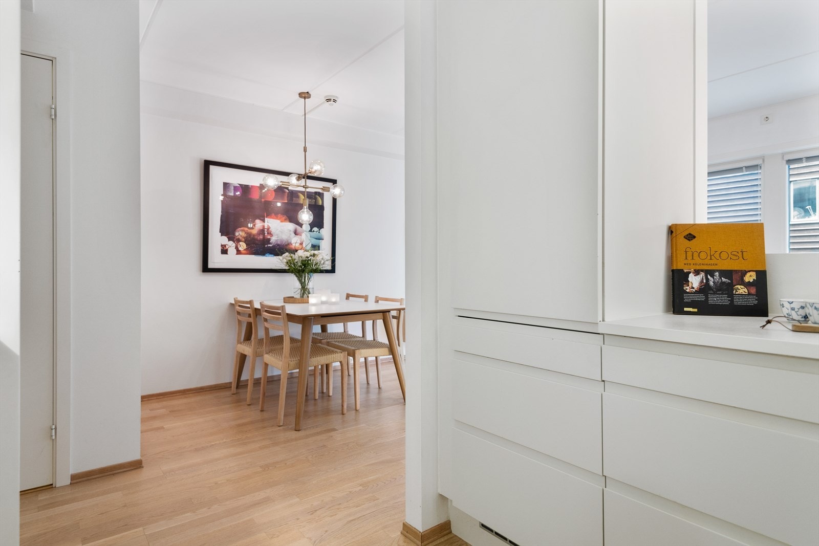 Rommet deles på denne måten inn i flere naturlig soner og den smarte planløsningen gir følelsen av et adskilt kjøkken, samtidig åpent og sosialt. Galleribilde