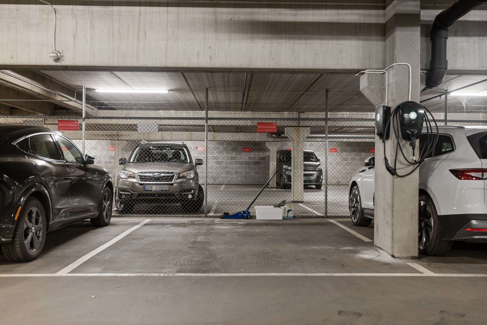 Bruksrett til garasjeplass i felles underjordisk garasjeanlegg følger seksjonen. I garasjen er det montert elbillader som følger med. Galleribilde