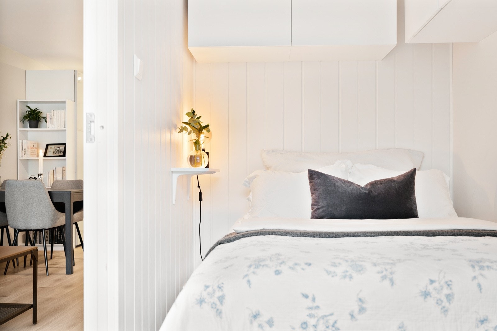 Rommet er innredet med praktiske vegghengte skap. Galleribilde