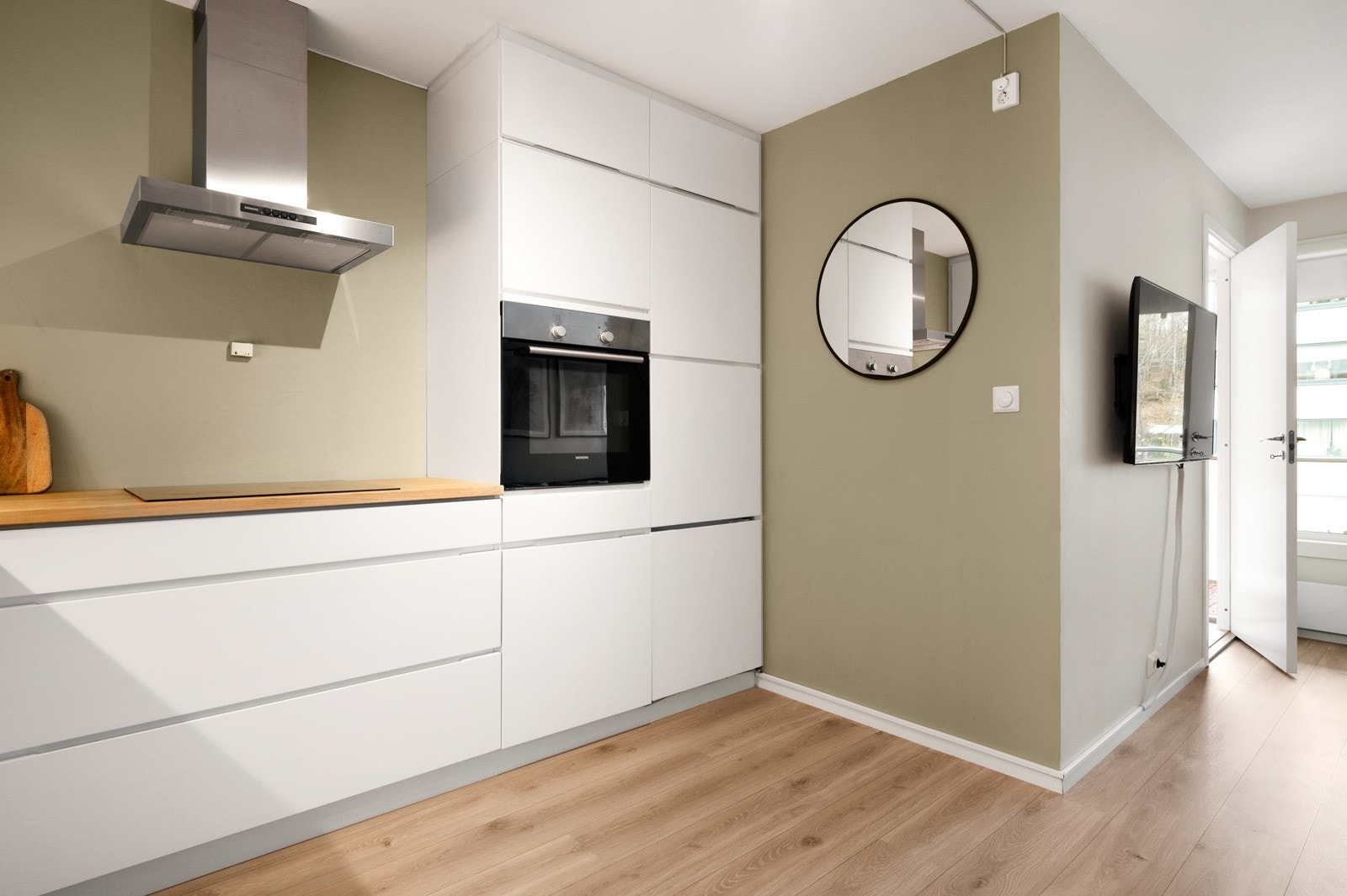 Det er montert komfyrvakt og lekkasjevarsler på kjøkkenet. Galleribilde