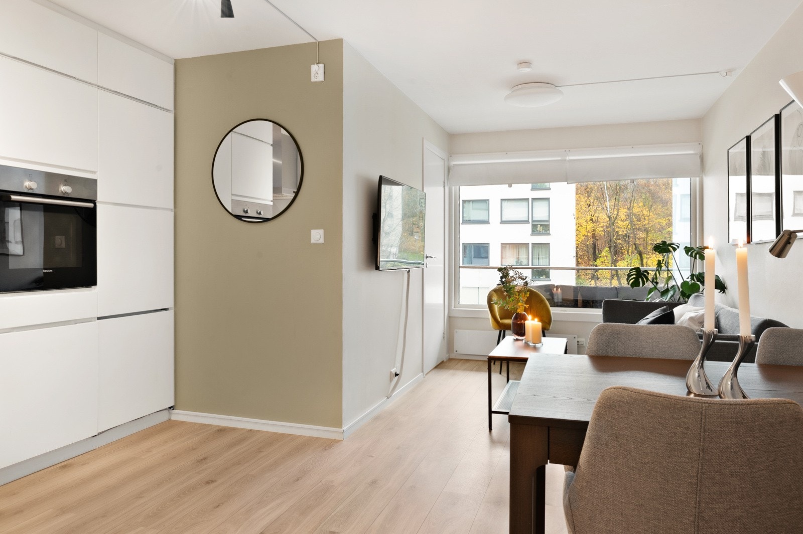 Leiligheten er malt i lyse tidsriktige farger. Galleribilde