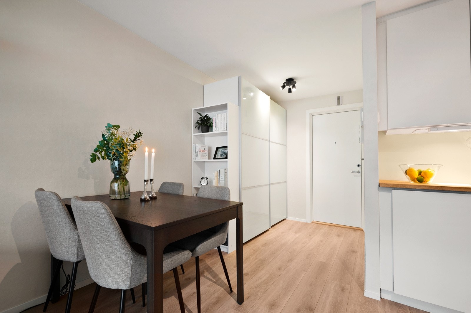 Entréen er innredet med et større garderobeskap. Galleribilde