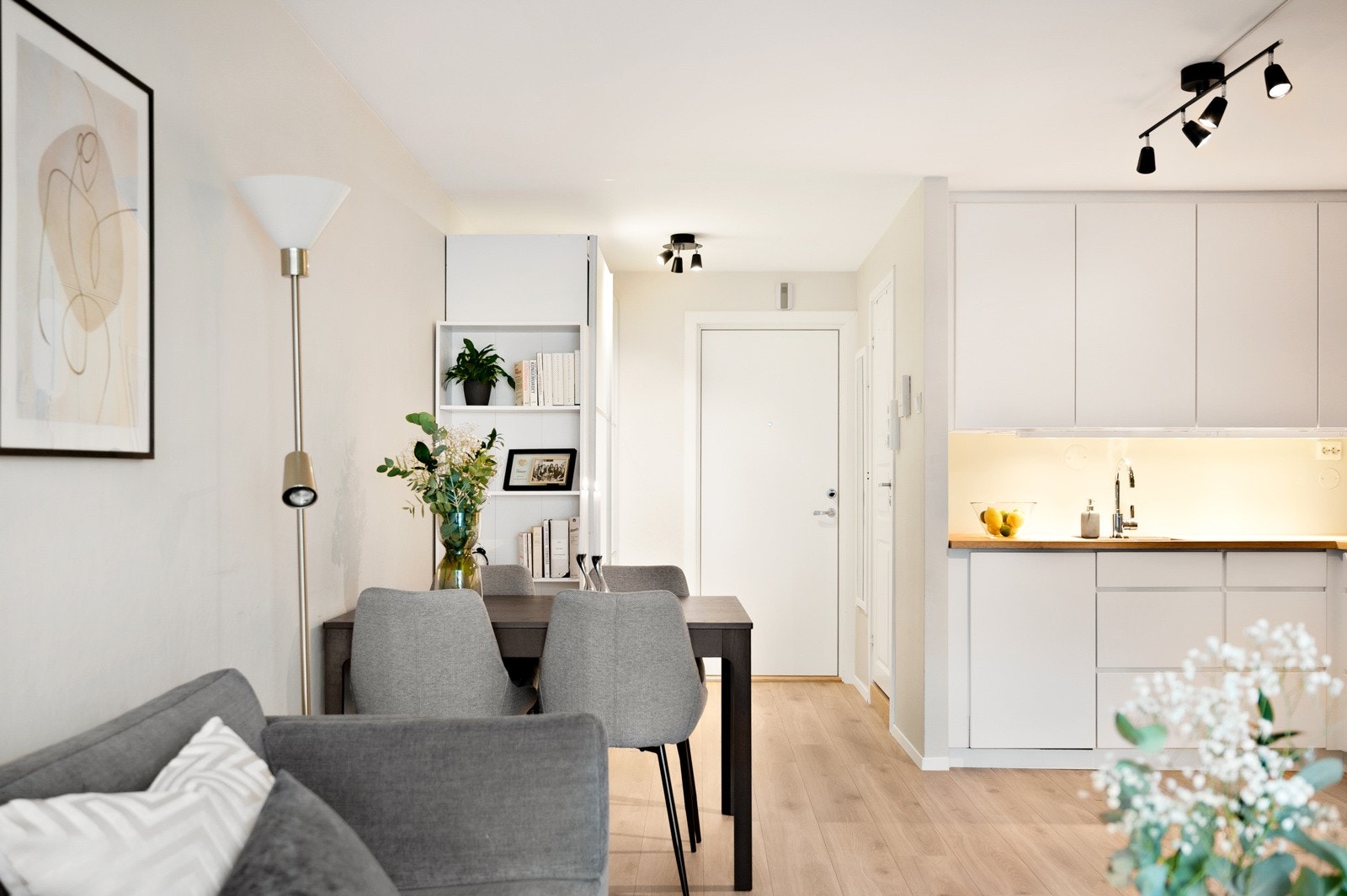 Åpen og sosial kjøkkenløsning med plass til spisebord i stuen. Galleribilde