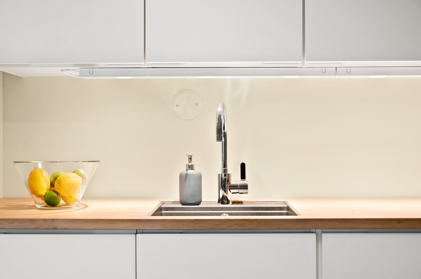 Underlimt oppvaskkum i rustfritt stål med ett greps armatur. Under overskap er det montert godt med benkebelysning. Galleribilde