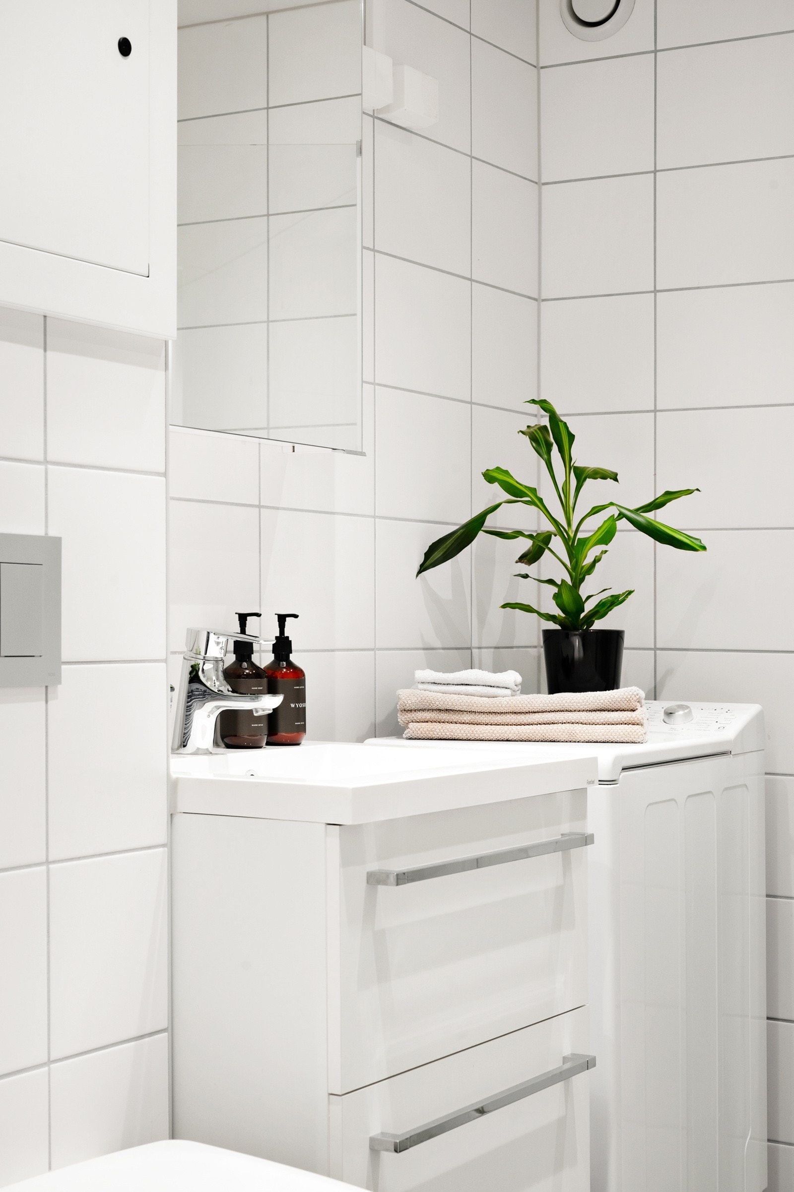 Det er opplegg for vaskemaskin på badet, og det er godt med oppbevaringsmulighetet i servantskap og speilskap. Galleribilde