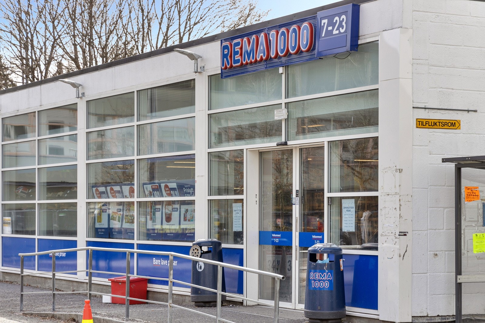 Umiddelbar nærhet til Rema 1000 og frukt - og grønthandel m.m. på Hovseter torg. Galleribilde