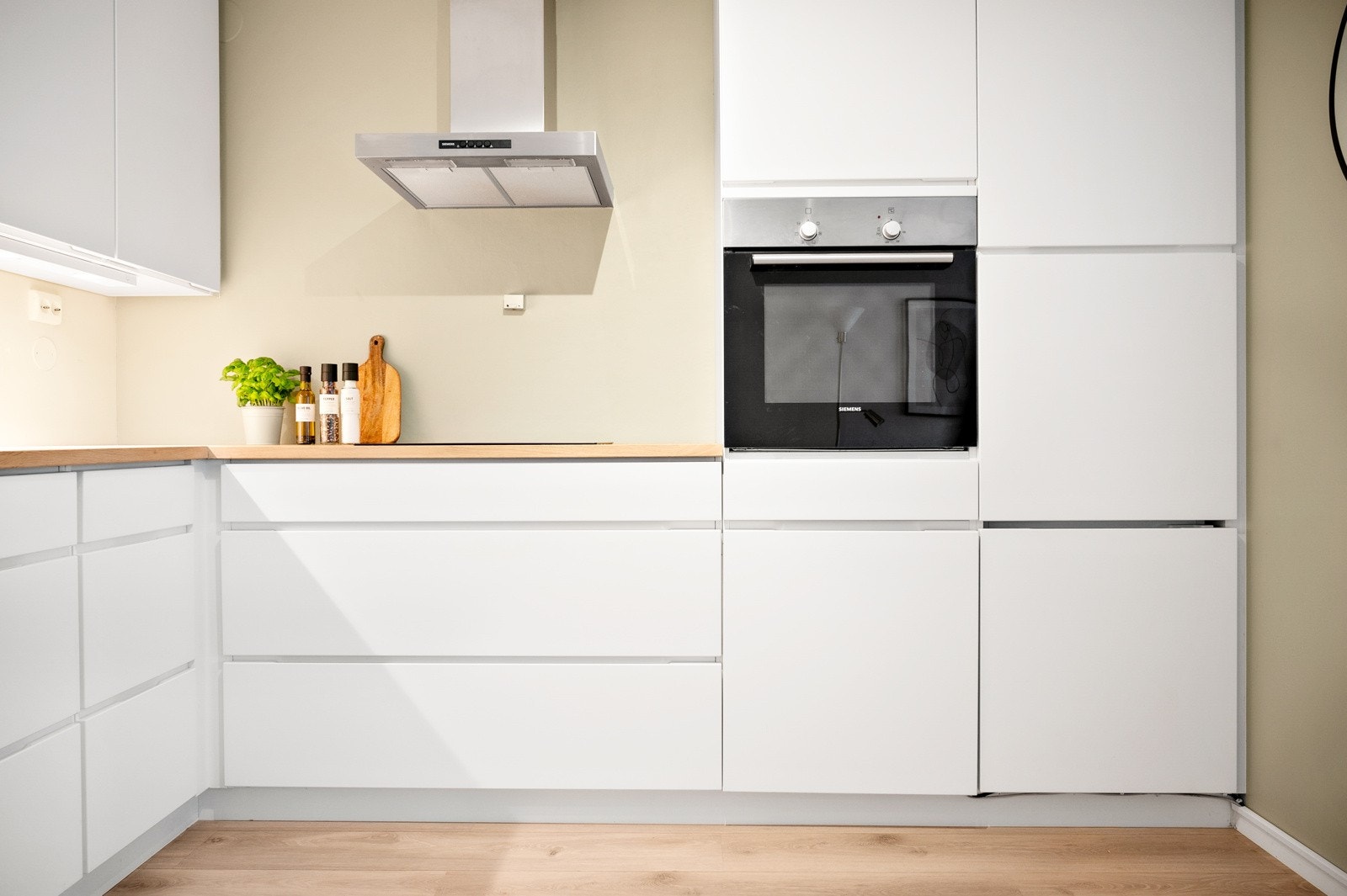 Kjøkkenet har integrerte hvitevarer som stekeovn, platetopp, oppvaskmaskin og kjøleskap med frysedel. Over platetoppen er det montert en vegghengt ventilator med kullfilter. Galleribilde