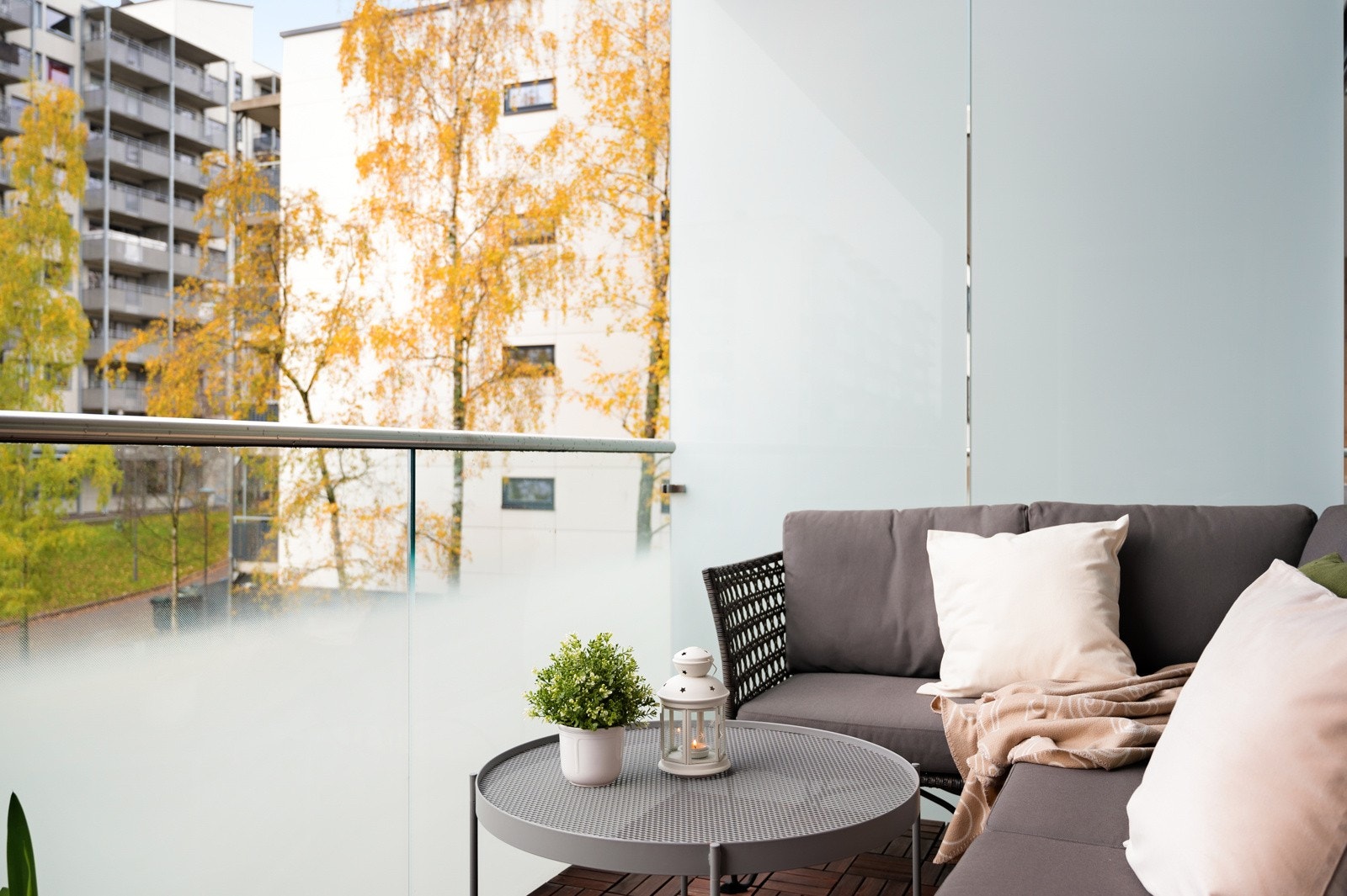 Balkongen har gode solforhold, er oppmålt til ca. 7,5 kvm og du kan benytte deg av gass- og elektrisk grill. Galleribilde