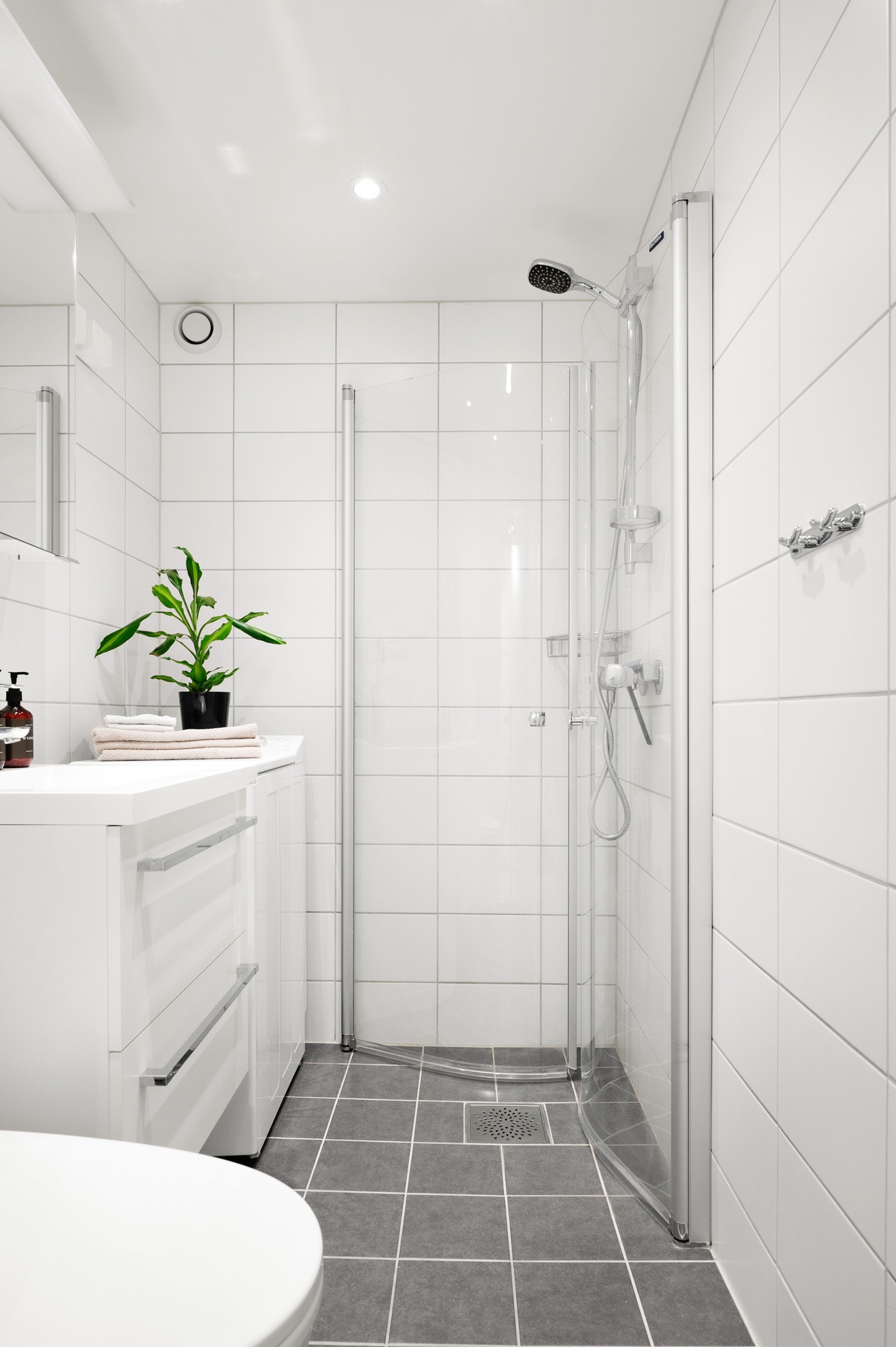 Delikat flislagt baderom med gulvvarme pusset opp i regi av borettslaget i 2018. Galleribilde