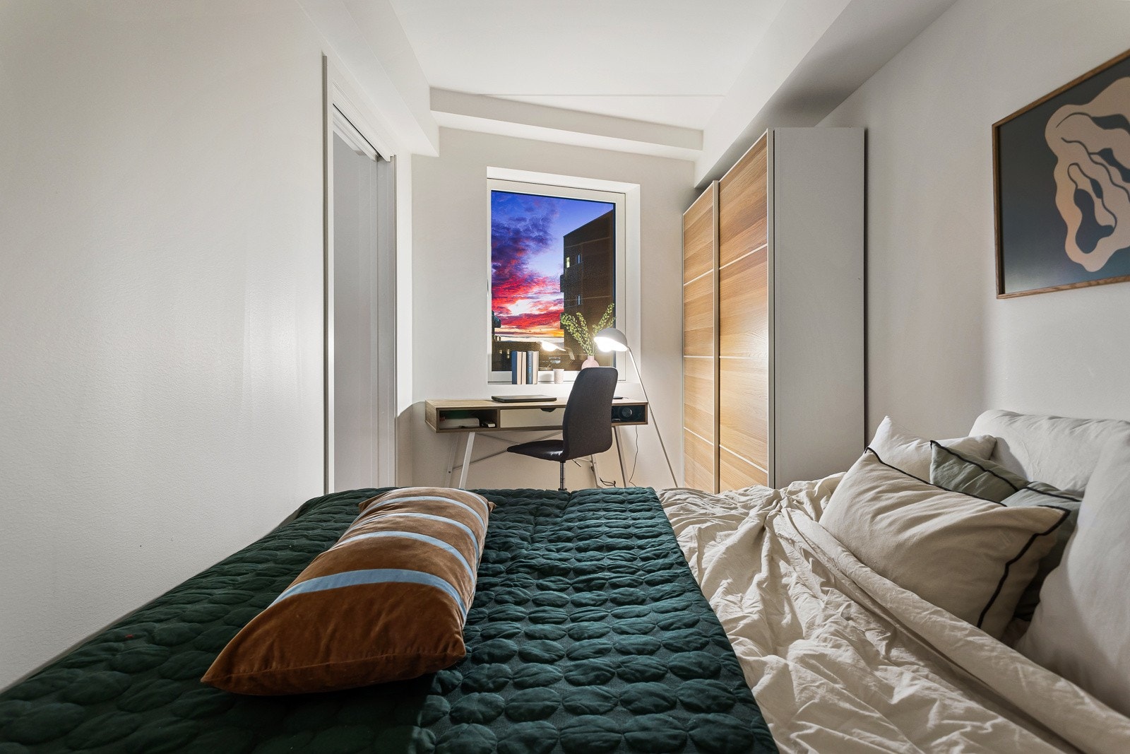 Sone for skrivepult- og hjemmekontor på soverommet. Galleribilde