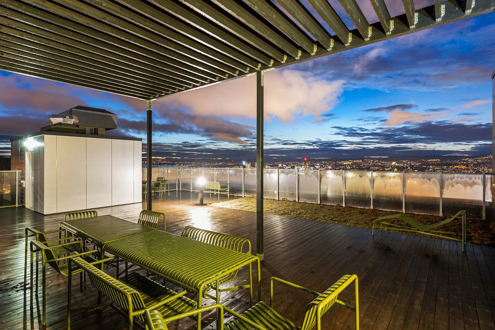 Felles takterrasse - innredet med sittegrupper. Galleribilde