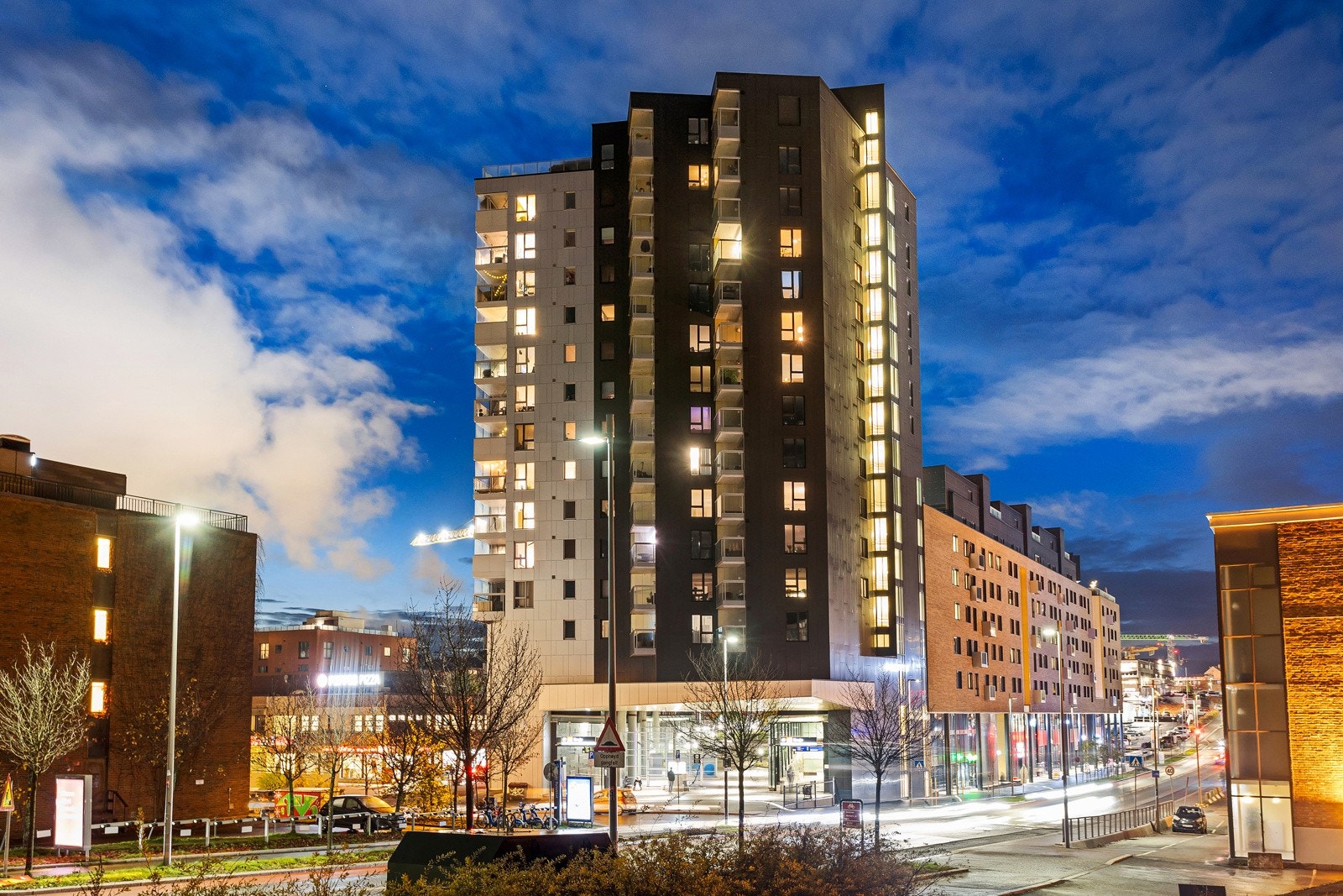 Fasade. Enkel inngang til Ensjø T-banestasjon under bygget! Galleribilde