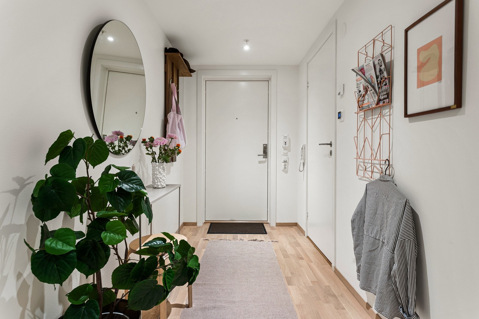 Hyggelig entrè med mulighet for knaggrekke for yttertøy og skoskap. Galleribilde