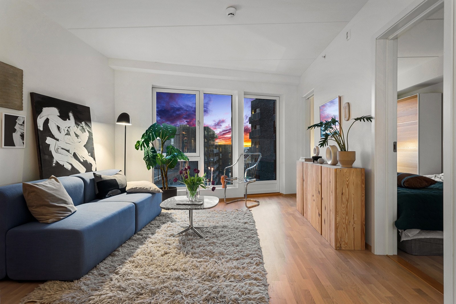 Åpen stue og kjøkkenløsning med mulighet til å innrede med en hyggelig sofaseskjon, tilhørende sofabord, mediemøblement og en spisesone. Galleribilde