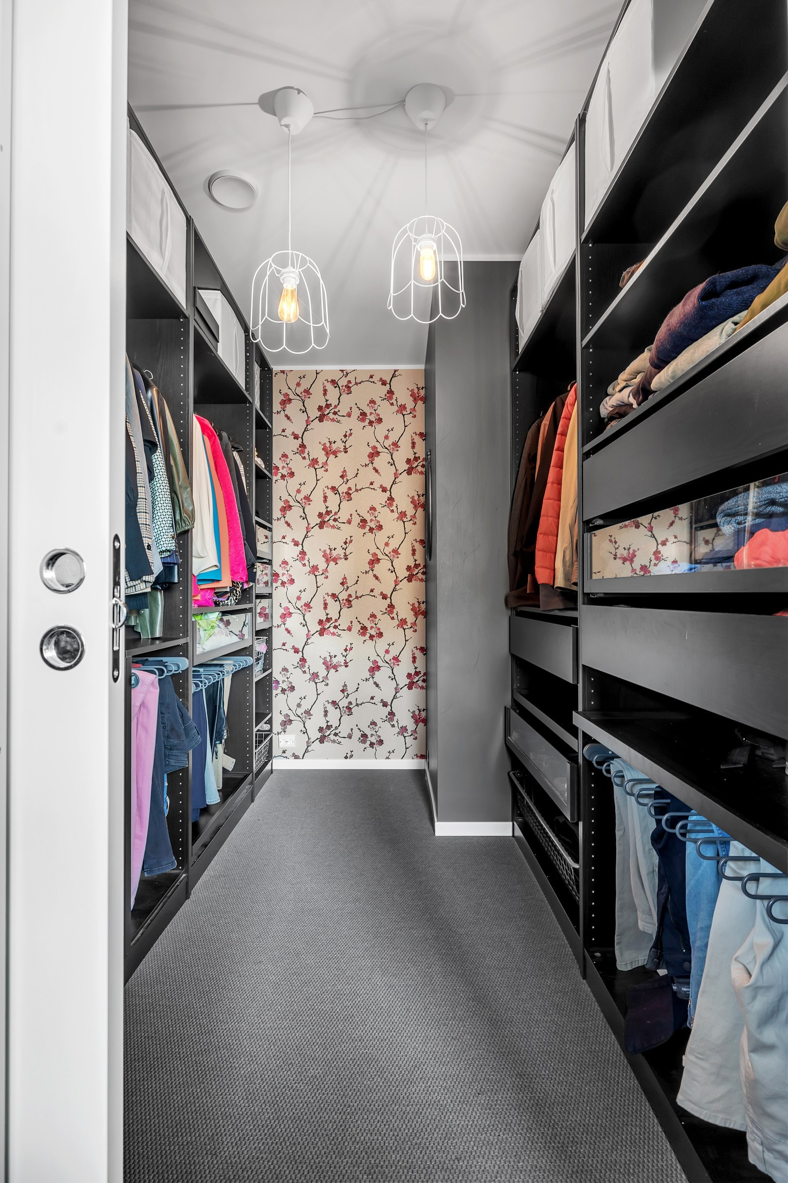 Walk-in closet med lekker og praktisk garderobeløsning sikrer godt med oppbevaringsplass!