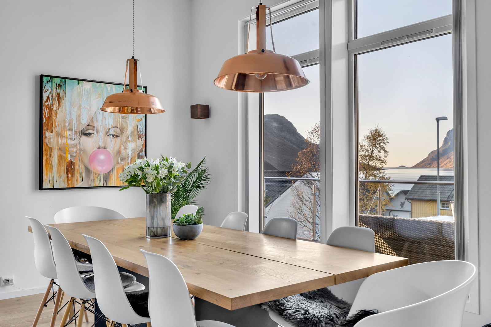 Fra stuen har du en nydelig utsikt mot både sjø og majestetiske fjelltopper.