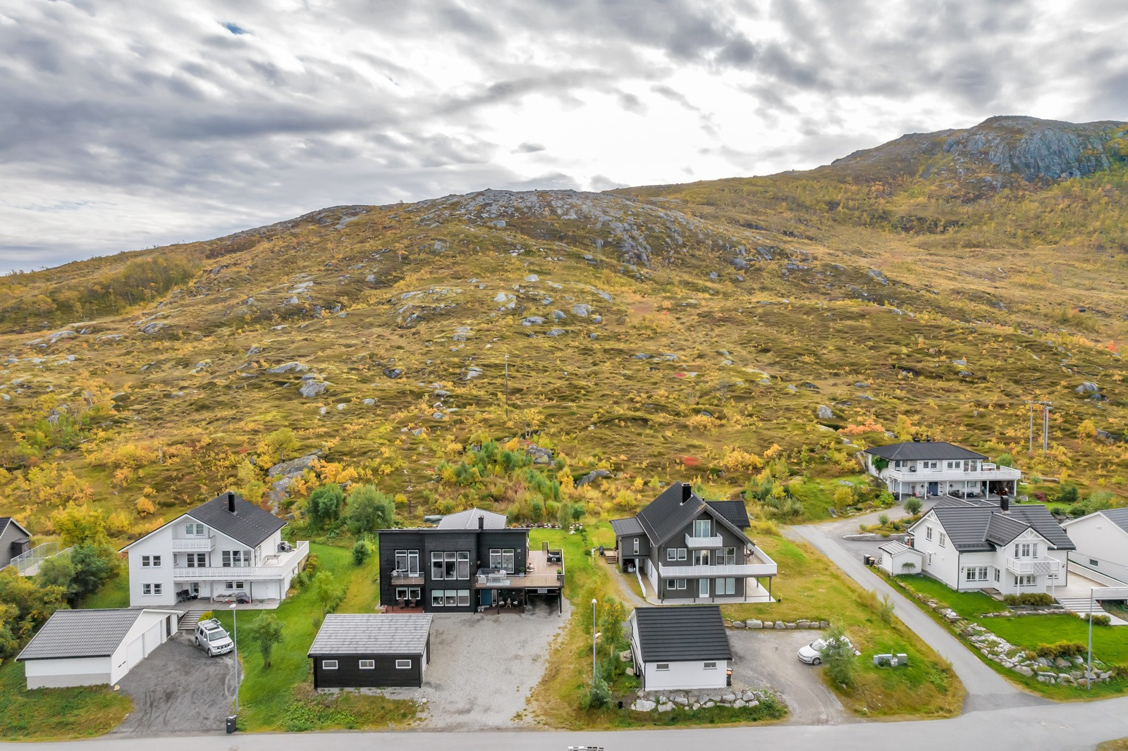 Like bak huset ligger populære Nattmålstinden, en fjelltur som passer for hele familien.