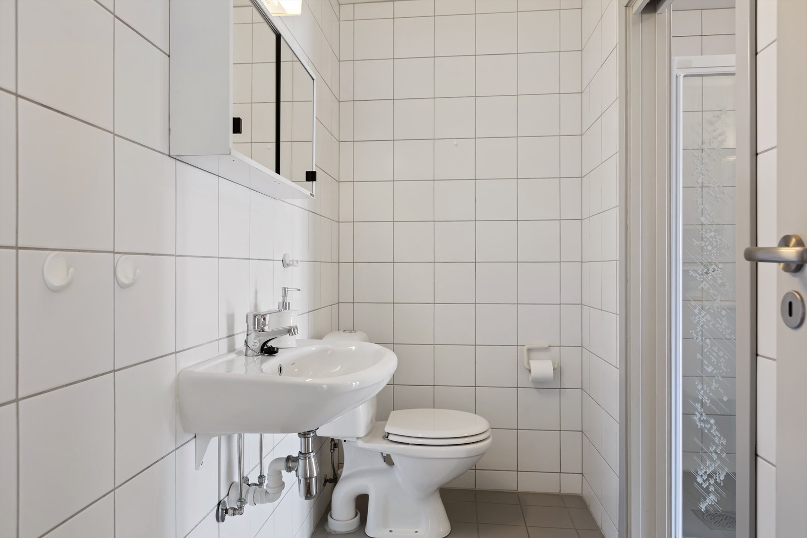 Badet har flislagte overflater og varme i gulvet Galleribilde