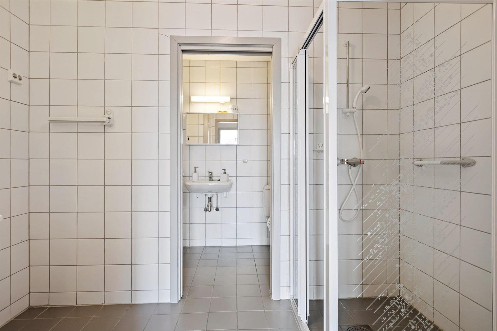 Badet er av god størrelse og opplegg til både vaskemaskin og tørketrommel Galleribilde