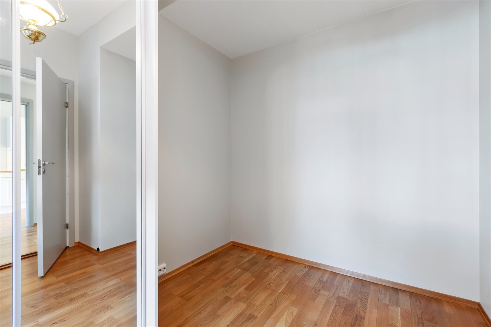 Her er det installert garderobe og god plass til dobbeltseng, nattbord og skrivebord Galleribilde