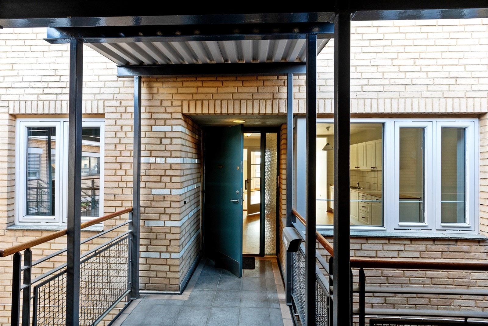 Leiligheten har adkomst fra felles svalgang med dirkete heisadkomst til bakkeplan og garasjeanlegg Galleribilde