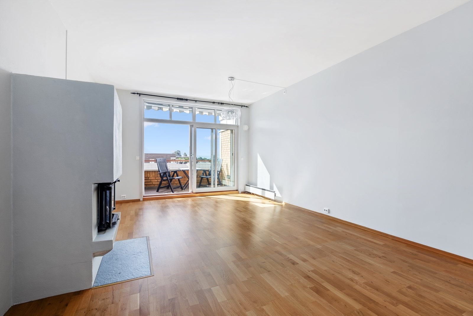 Leiligheten har en stor og luftig stue Galleribilde