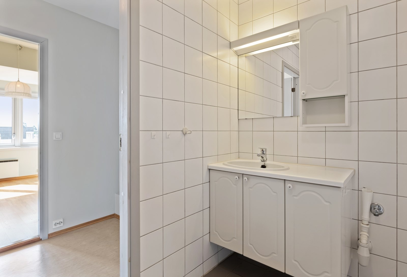 Badet har adkomst både fra entreen og hovedsoverommet Galleribilde