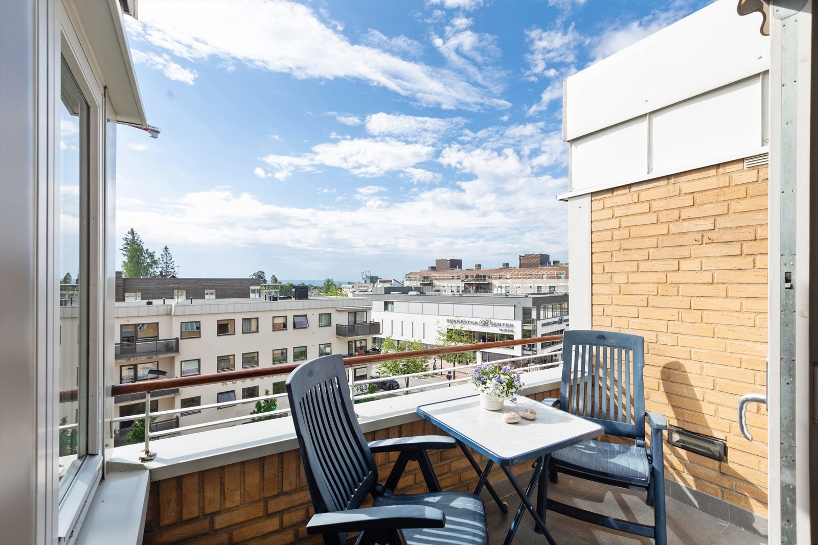 En lys og luftig 3-roms leilighet med pent utsyn utover Bekkestua Galleribilde