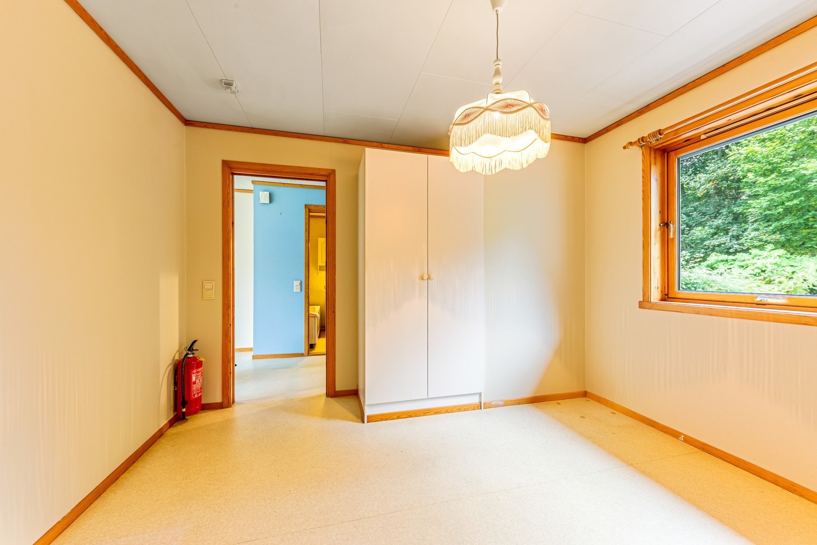 Romsleg soverom med garderobe Galleribilde