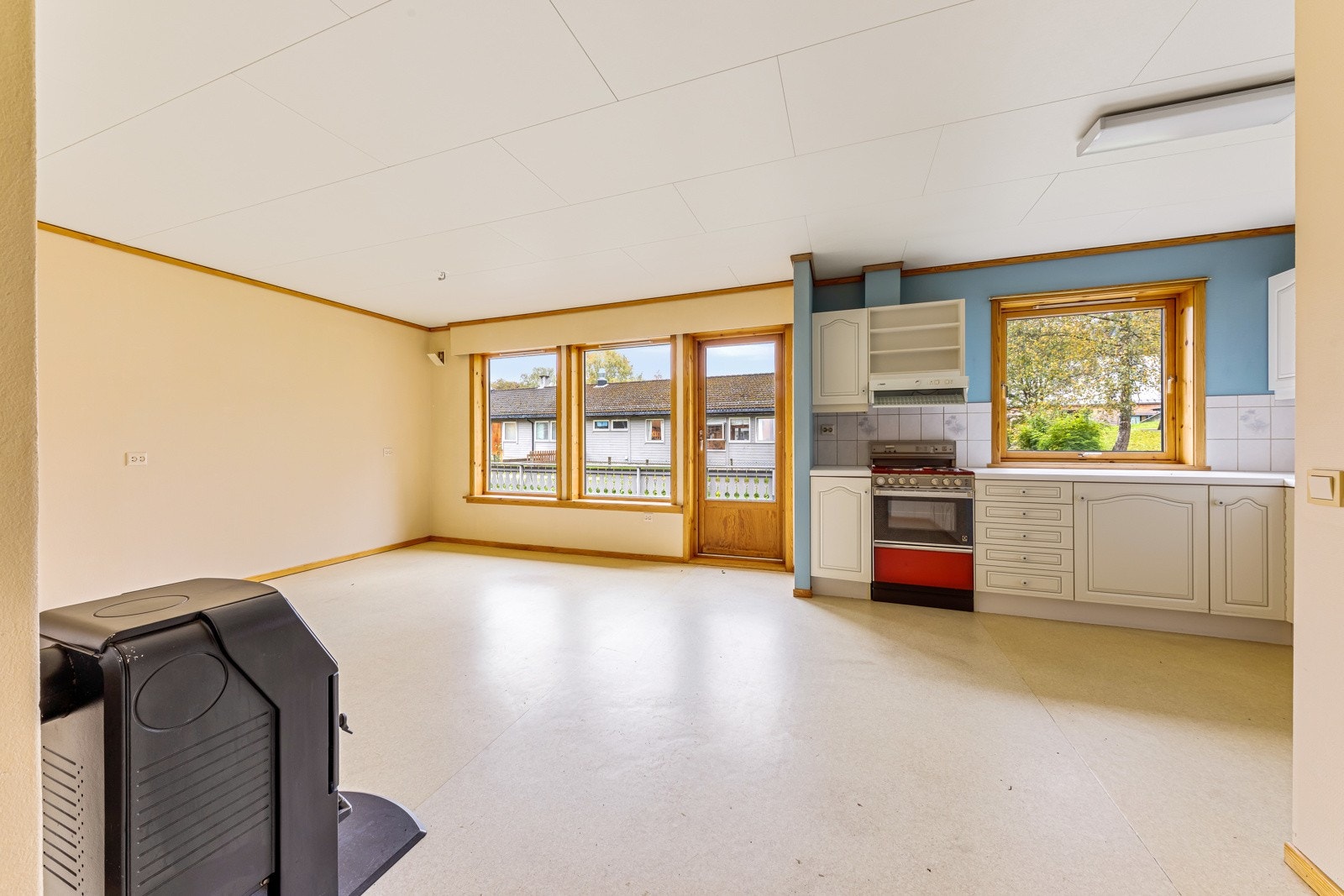 Stove med opa kjøkkenløysing og tilkomst til terrasse Galleribilde
