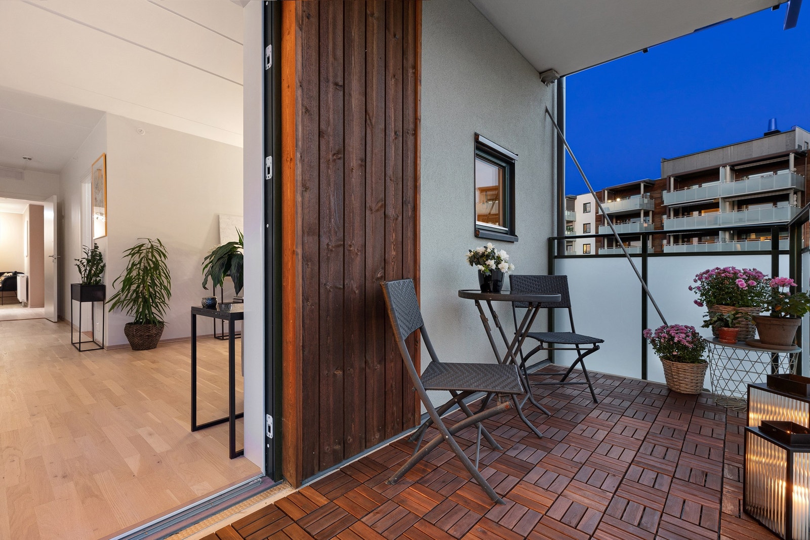 Utgang fra stuen til en sydvendt balkong på ca. 11 kvm med utebelysning og utsikt mot skogen. Galleribilde