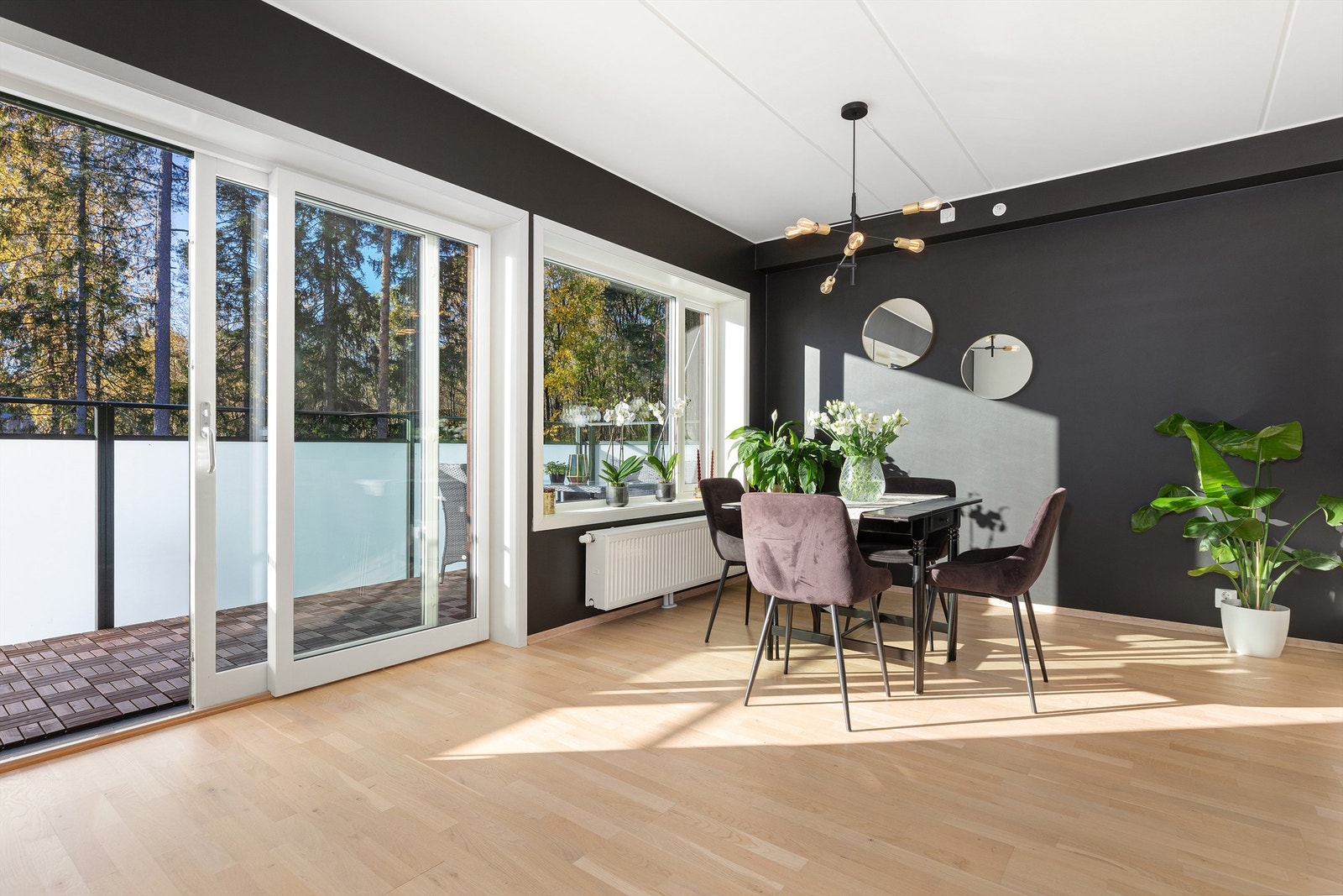 Utgang til balkongen via doble skyvedører som er med å slippe inn rikelig med naturlig lys. Galleribilde