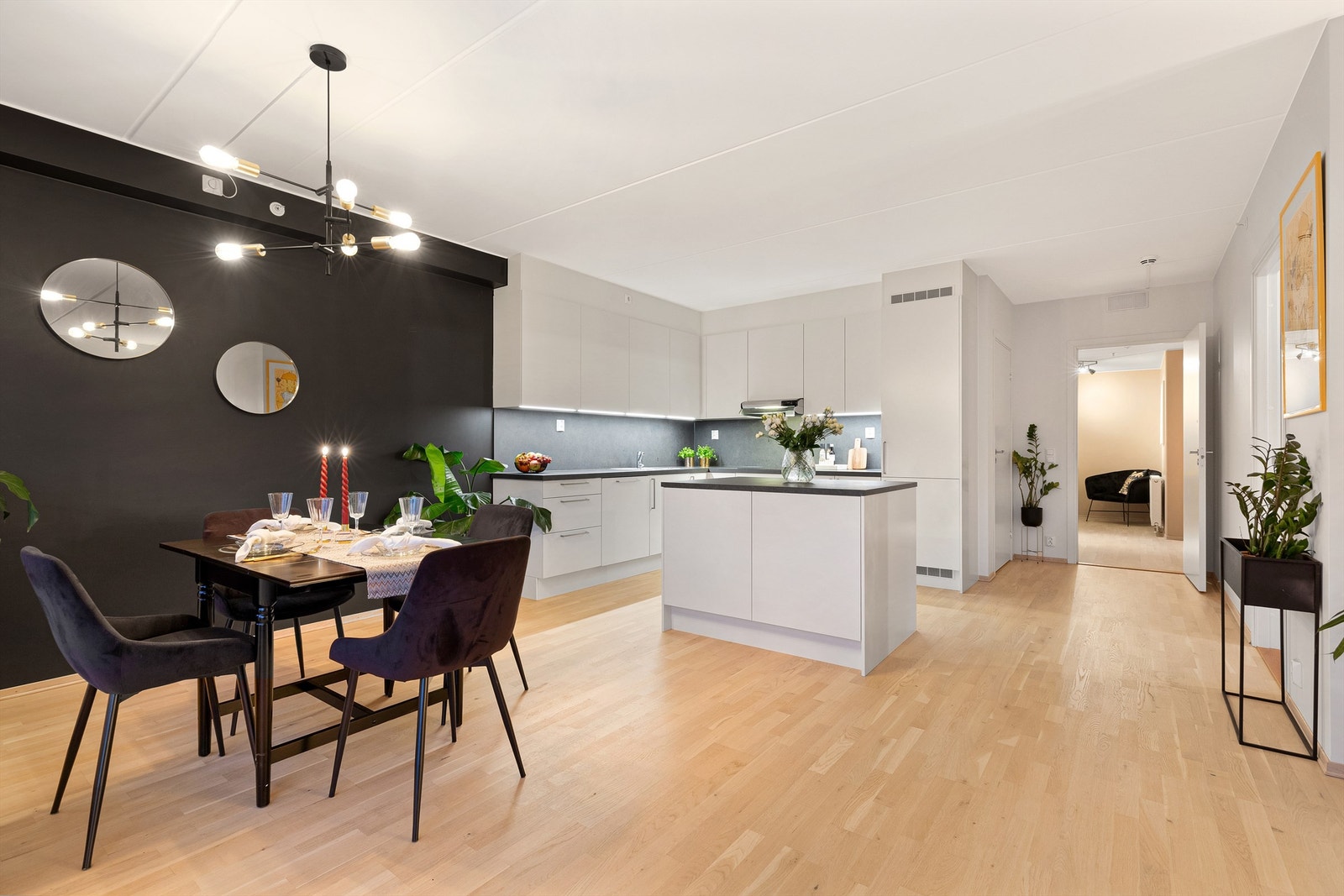 Videre har rommet plater mellom benkeplate og overskap, samt benkeskapsbelysning og stikkontakter. Galleribilde