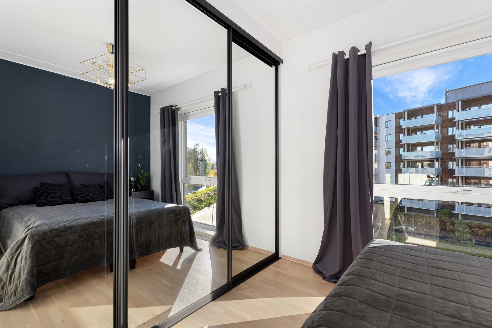 På hovedsoverommet er plass til både dobbeltseng, nattbord og skyvedørsgarderobe med speildører. Galleribilde