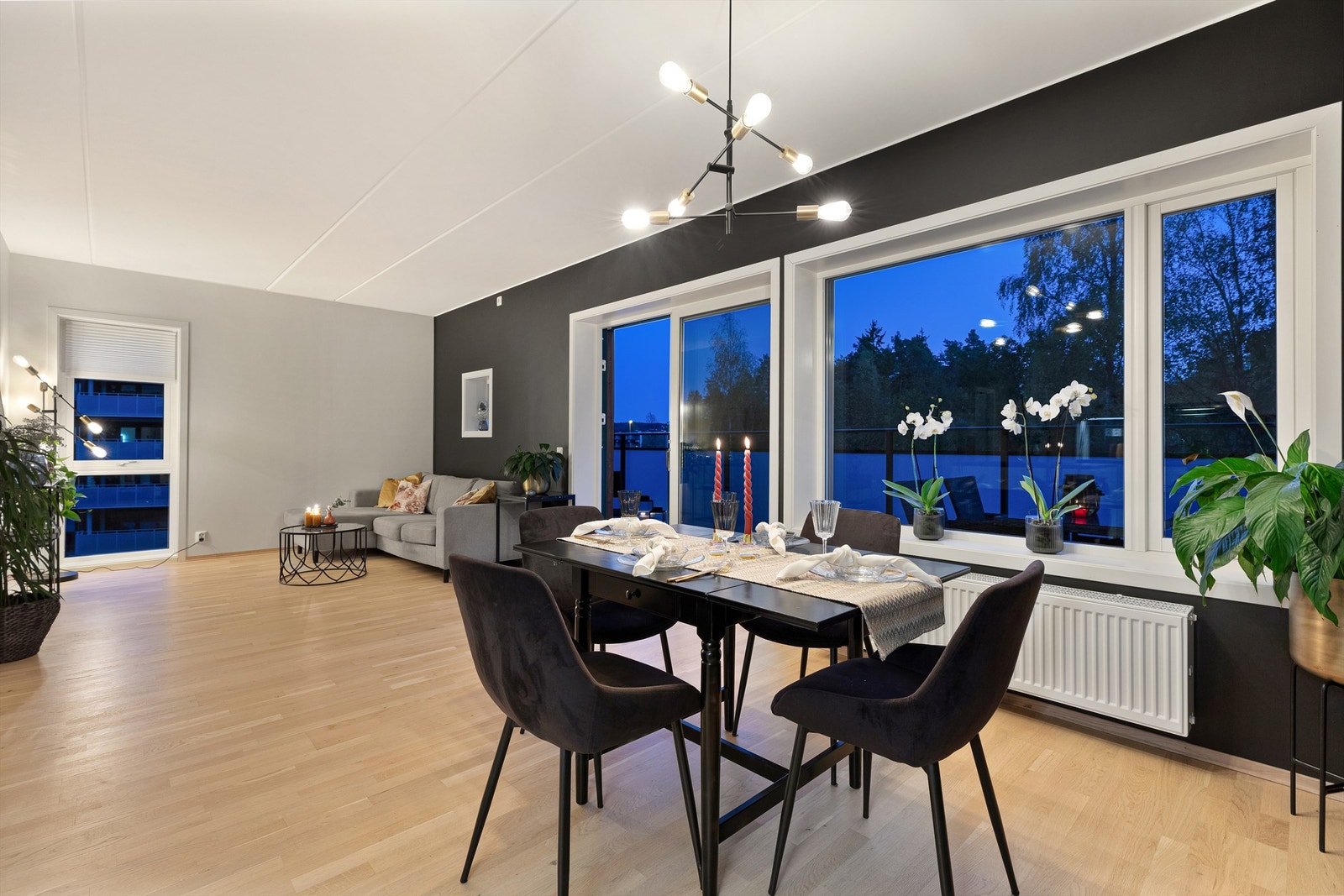 Leiligheten består av en romslig entré med god plass til å ta imot gjester, samt en lys og pen stue med åpen løsning mot kjøkkenet. Galleribilde