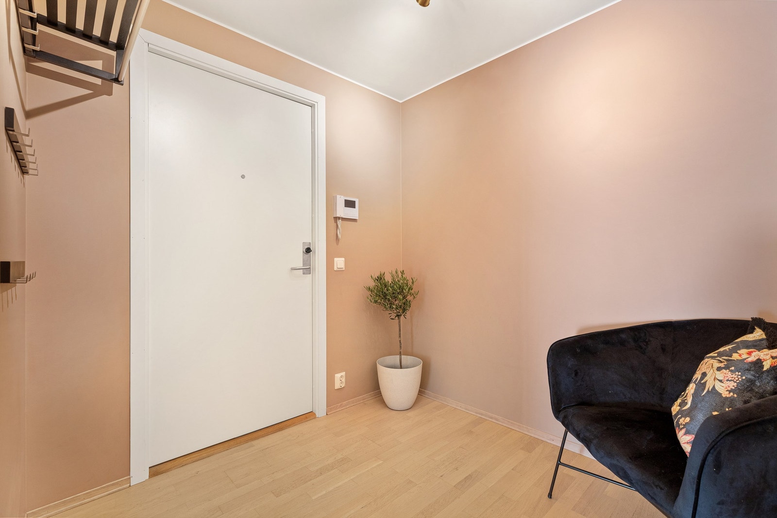 Entréen gir et godt førsteinntrykk av leiligheten og er holdt i lyse og nøytrale farger. Galleribilde