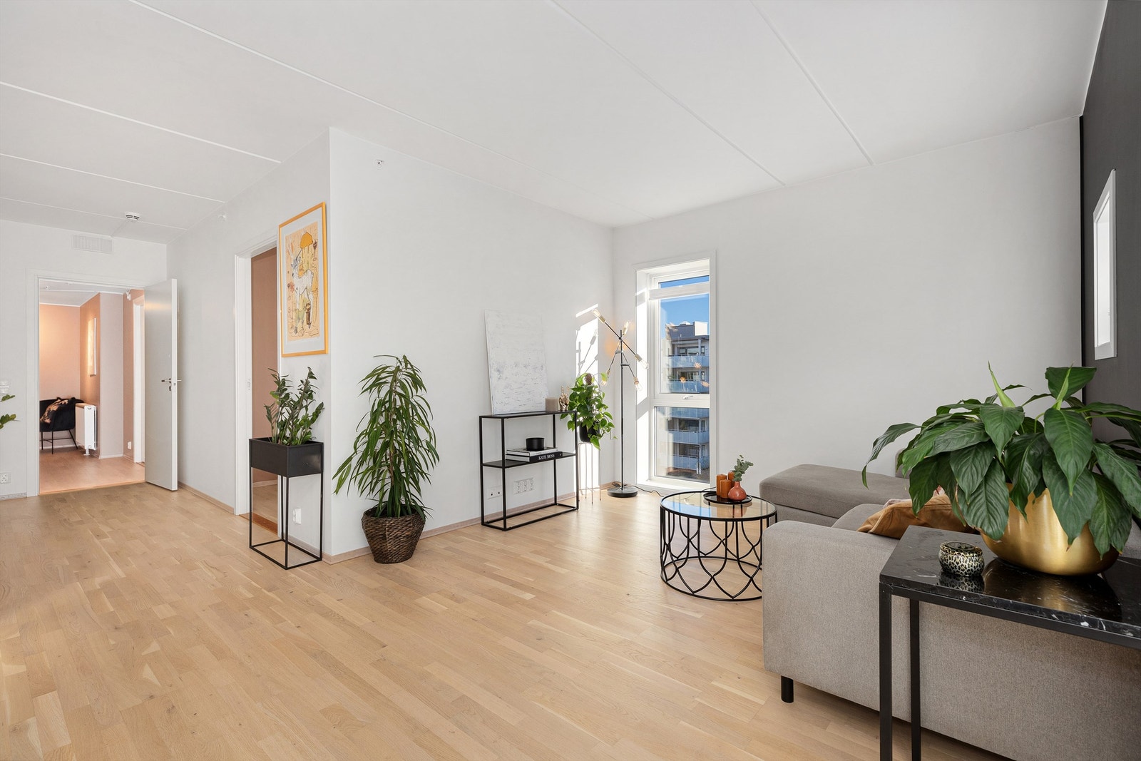 Stuen har gode vindusflater som skaper godt naturlig lys Galleribilde