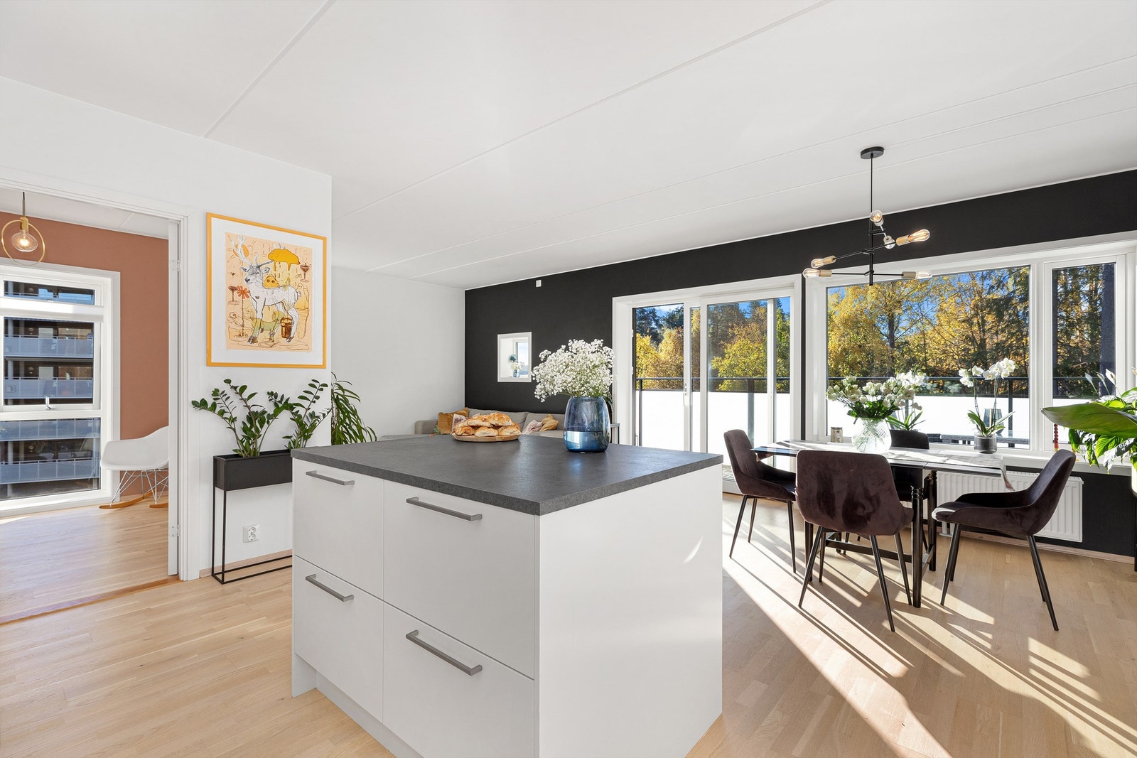 Det er god plass til oppbevaring i kjøkkenskapene og i en praktisk øy. Galleribilde