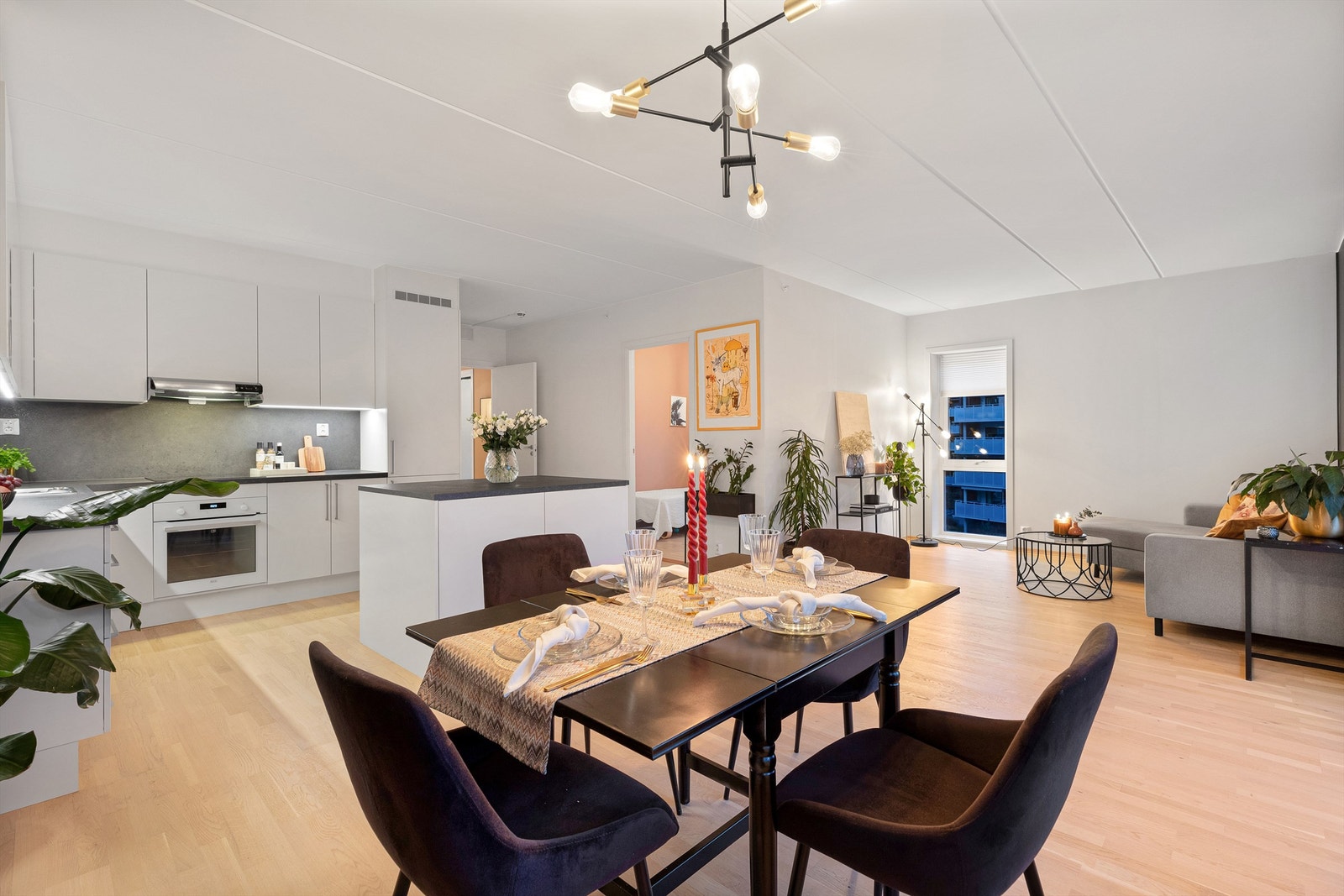 Leiligheten har en hyggelig og naturlig stue- og spisestueløsning. Galleribilde