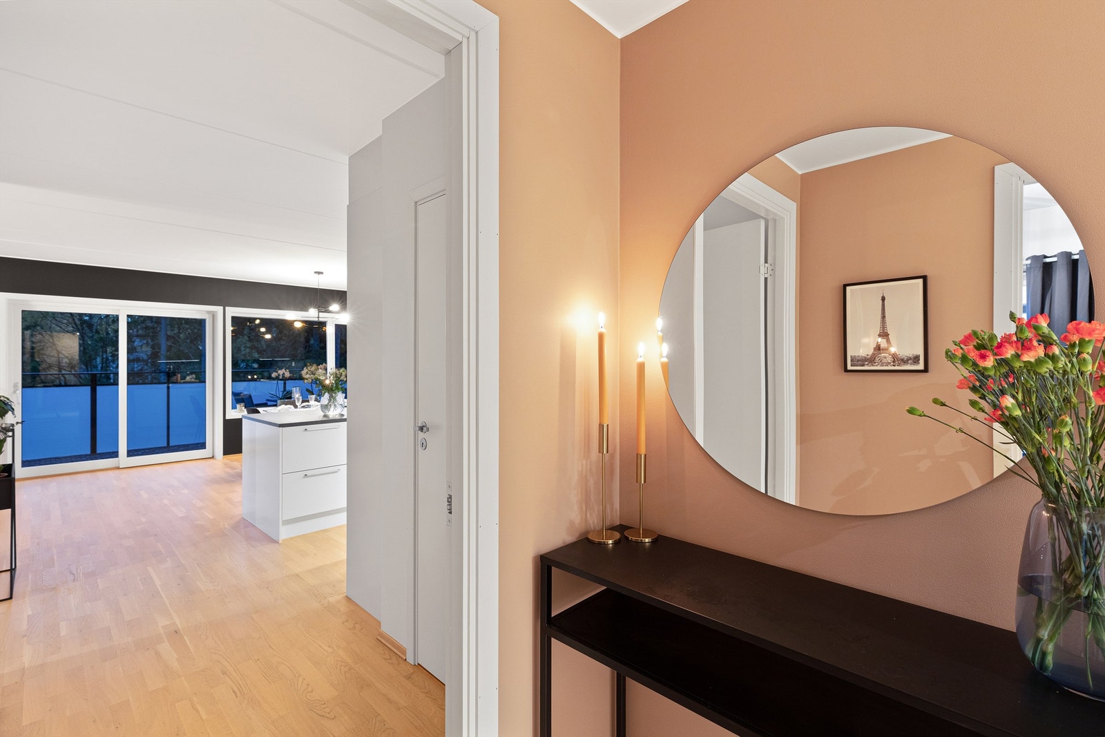 Fra entréen har du blant annet enkel adkomst til et soverom og baderommet. Galleribilde