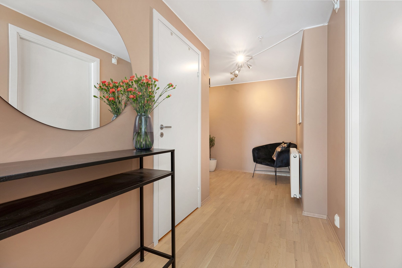 Det er god plass til å ta imot gjester og i tillegg god plass til å ta av deg sko og henge fra deg yttertøy. Galleribilde