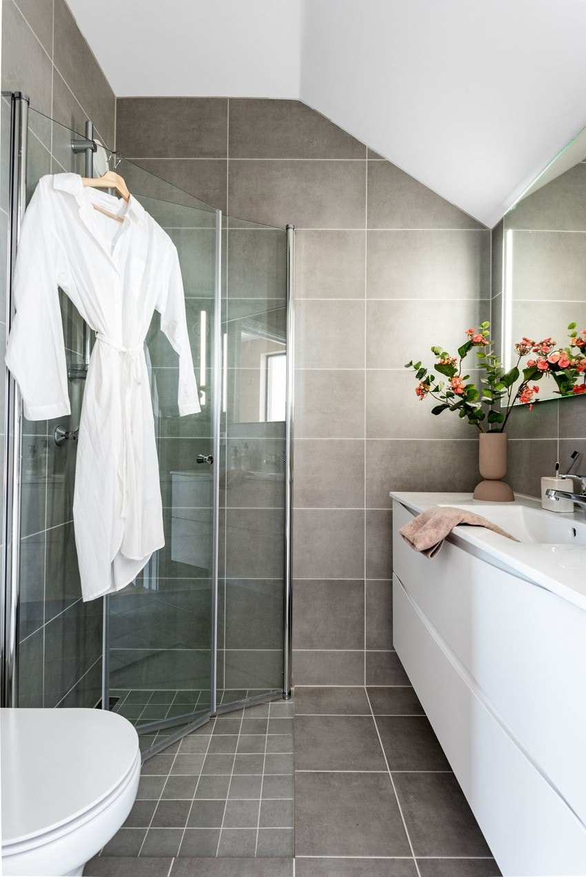 Bad i forbindelse med hovedsoverom (Bildene er fra en tilsvarende bolig og kun ment som illustrasjon) Galleribilde