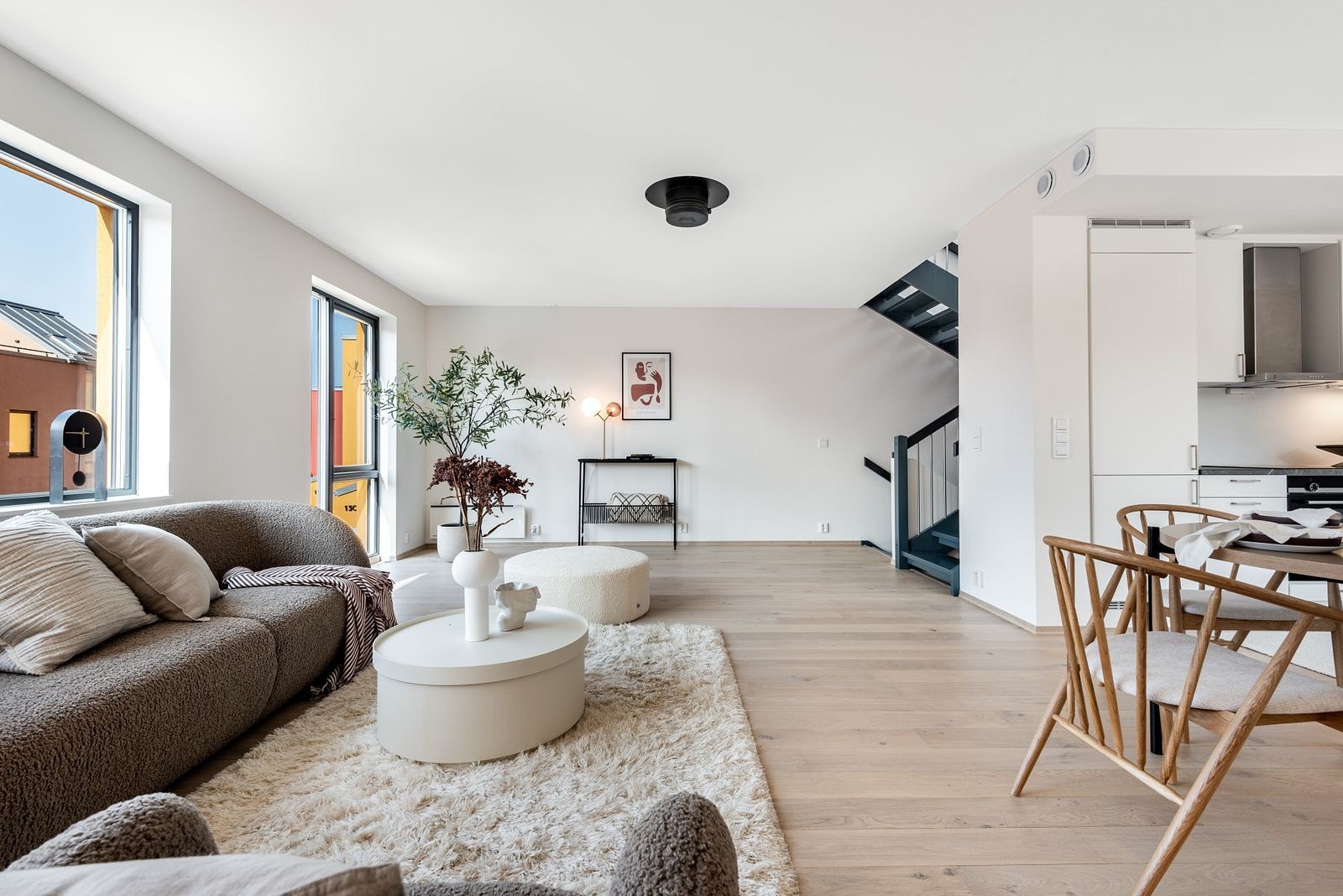 Romslig stue med store vindusflater (Bildene er fra en tilsvarende bolig og kun ment som illustrasjon) Galleribilde