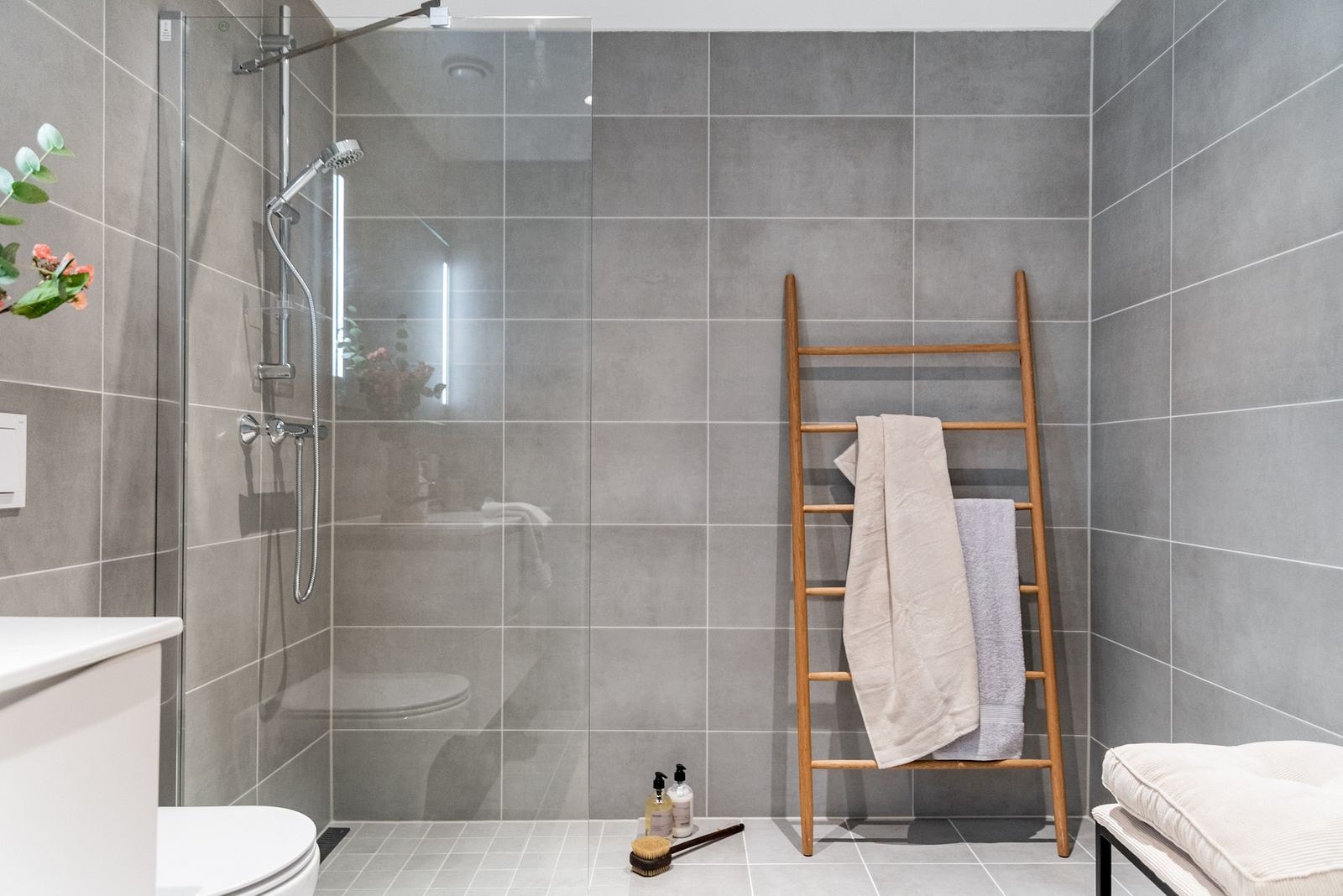 Delikat flislagt bad (Bildene er fra en tilsvarende bolig og kun ment som illustrasjon) Galleribilde